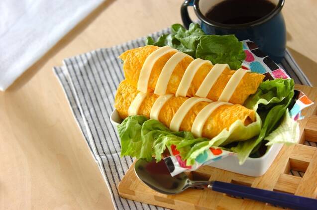 白い弁当箱に入れられたオムドッグおにぎり