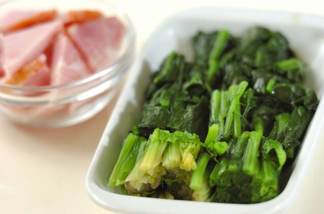 ホウレン草とハムのトマトソース焼きの作り方の手順1