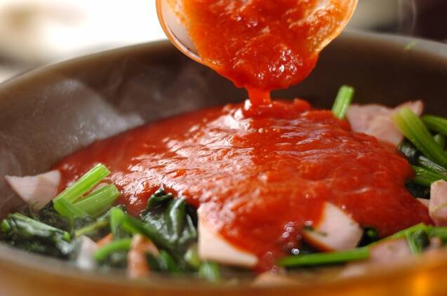 ホウレン草とハムのトマトソース焼きの作り方の手順2