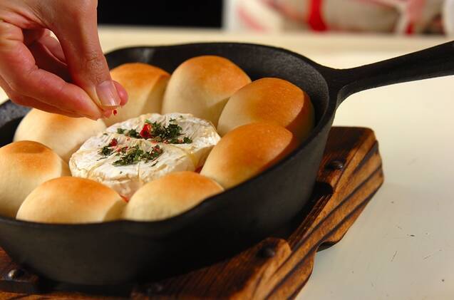 スキレットで簡単！カマンベールのブレッド by池田 絵美さんの作り方の手順9