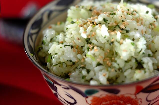 茶碗に盛られた小松菜とじゃこの混ぜごはん
