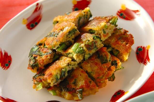 ひと口大にカットした小松菜とさつまいものチヂミ