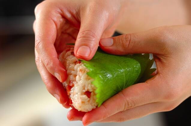 飽きない美味しさ！おにぎり 梅とごま油 簡単時短 by杉山 遊さんの作り方の手順3