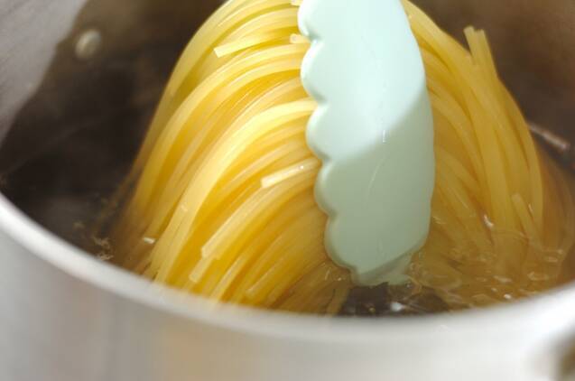 キャベツとドライトマトのアンチョビパスタの作り方の手順2