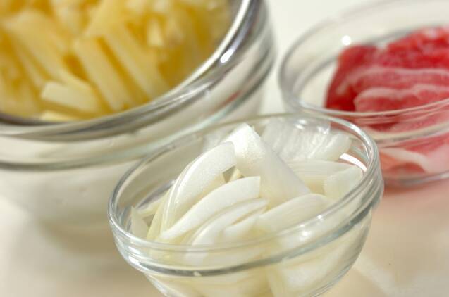 ジャガイモと玉ネギのみそ汁の作り方の手順1