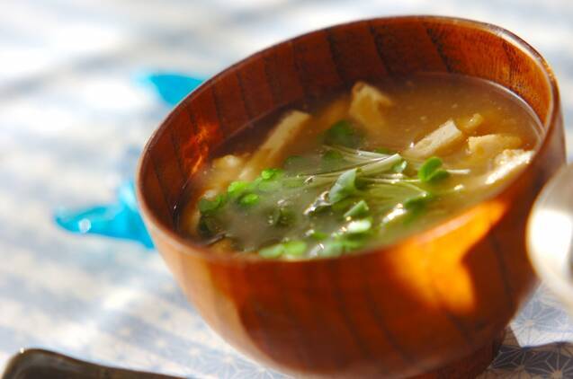 油揚げと貝われ菜のみそ汁