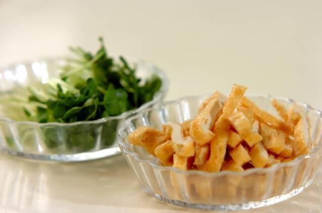 油揚げと貝われ菜のみそ汁の作り方の手順1