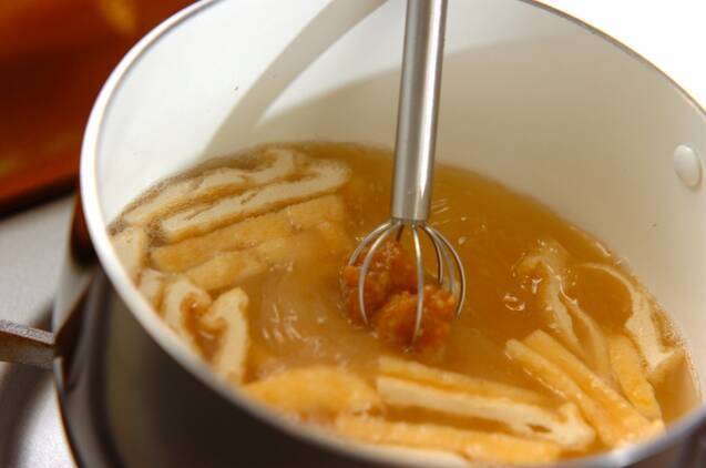 油揚げと貝われ菜のみそ汁の作り方の手順2