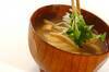 油揚げと貝われ菜のみそ汁の作り方の手順3