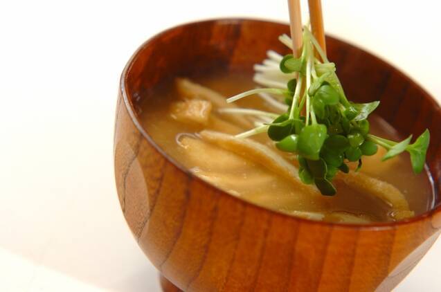 油揚げと貝われ菜のみそ汁の作り方の手順3
