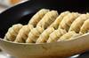 イカの塩辛餃子の作り方の手順4