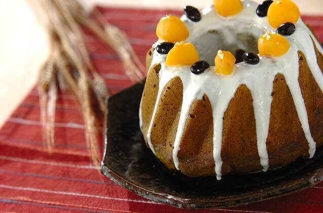 黒い皿に盛られた、黒豆と栗のクグロフ