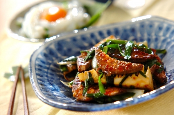 青いスクエア型のお皿に盛り付けられた玉ねぎとニラ入りレバニラ炒め