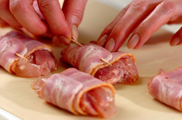 ベーコン巻きチキンの煮込みの作り方の手順1