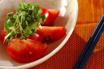 トマトと貝われの山椒サラダ