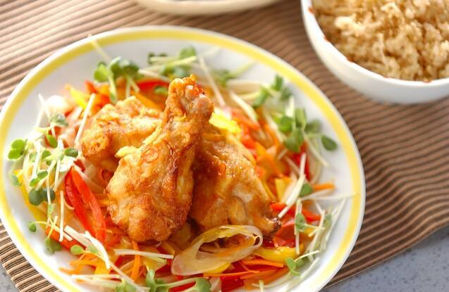 白い皿に盛りつけられた鶏肉の南蛮漬け