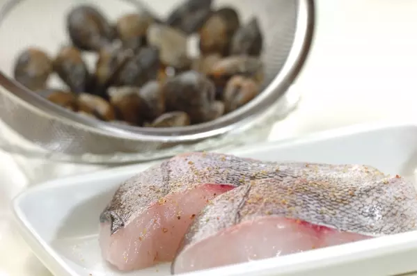 フライパンと切り身で簡単 アクアパッツァ by山下 和美さんの下準備1