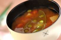 トマトとスナップエンドウのみそ汁