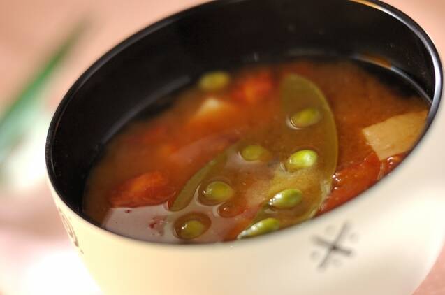 スナップエンドウとトマトの色味がきれいな味噌汁