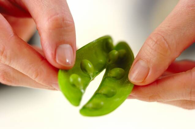 トマトとスナップエンドウのみそ汁の作り方の手順1