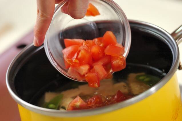トマトとスナップエンドウのみそ汁の作り方の手順2