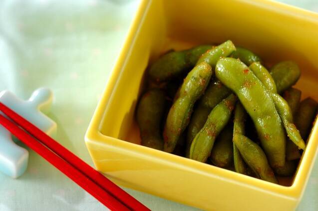 黄色の器に枝豆のにんにく醤油煮が盛られている