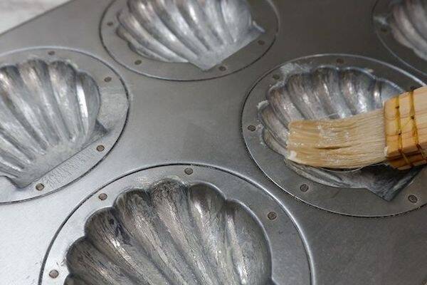 板チョコで本格的！ショコラマドレーヌの作り方の手順2