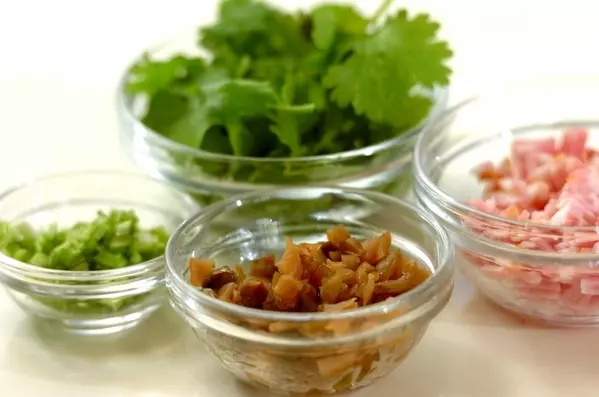 ナンプラー香る!パクチーたっぷりエスニックチャーハン by 池田 絵美さんの作り方1