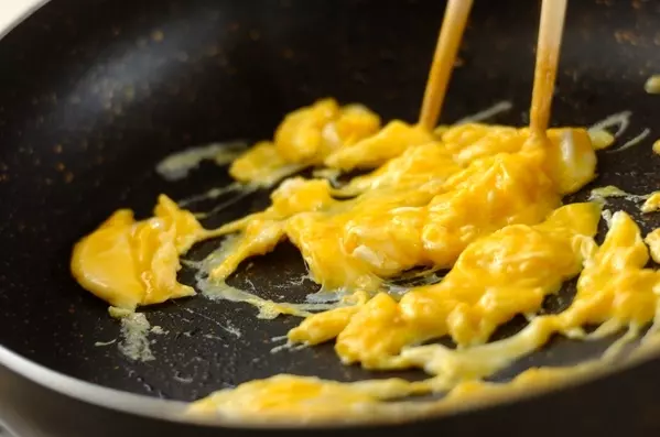 ナンプラー香る!パクチーたっぷりエスニックチャーハン by 池田 絵美さんの作り方2