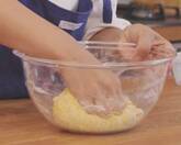 かぼちゃ生地でスティックパンとシナモンロールの作り方3