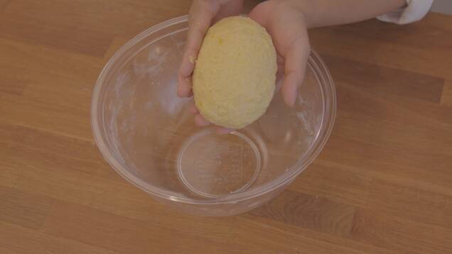 かぼちゃ生地でスティックパンとシナモンロールの作り方の手順3