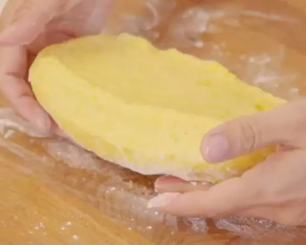 かぼちゃ生地でスティックパンとシナモンロールの作り方5