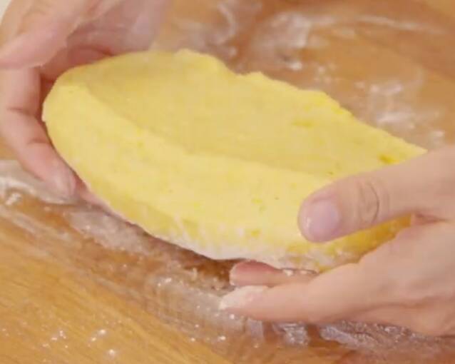 かぼちゃ生地でスティックパンとシナモンロールの作り方の手順5