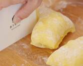 かぼちゃ生地でスティックパンとシナモンロールの作り方5
