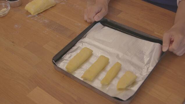 かぼちゃ生地でスティックパンとシナモンロールの作り方の手順6