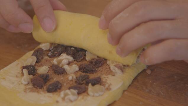 かぼちゃ生地でスティックパンとシナモンロールの作り方の手順8