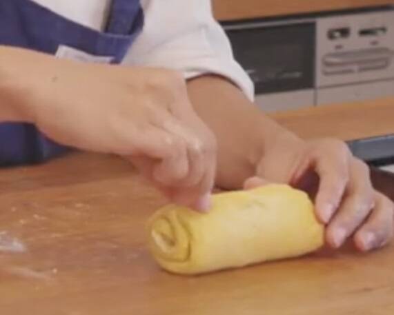 かぼちゃ生地でスティックパンとシナモンロールの作り方の手順8