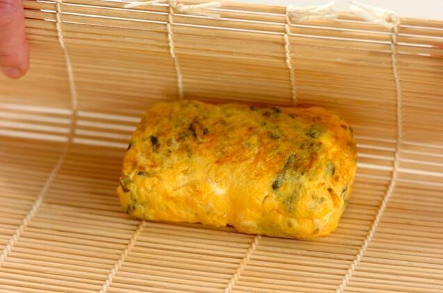 巻くときのコツを伝授 卵焼きの基本 高菜入り by山下 和美さんの作り方の手順4