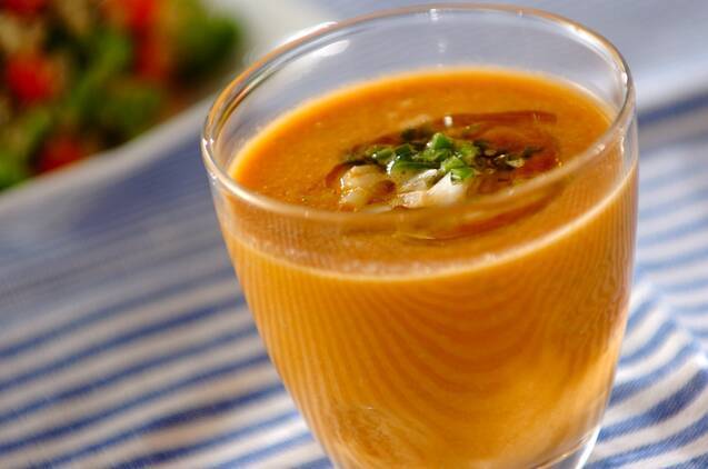 透明のグラスに盛られたタバスコ入りスパイシーガスパチョ