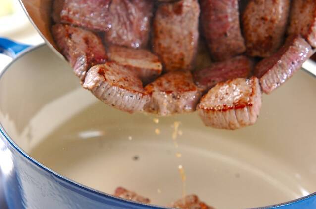 濃厚！ビーフシチュー デミグラス缶で簡単 本格的な味わいにの作り方の手順8