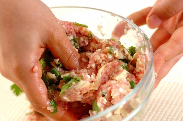 パクチー肉餃子の作り方の手順2