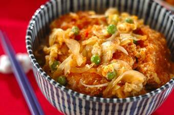 エンドウ豆入り卵とじトンカツ丼