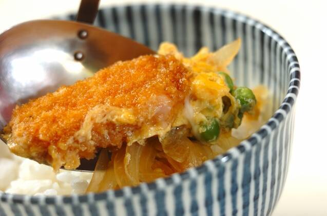 エンドウ豆入り卵とじトンカツ丼の作り方の手順5