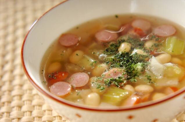 白い椀に入った大豆とソーセージのスープ