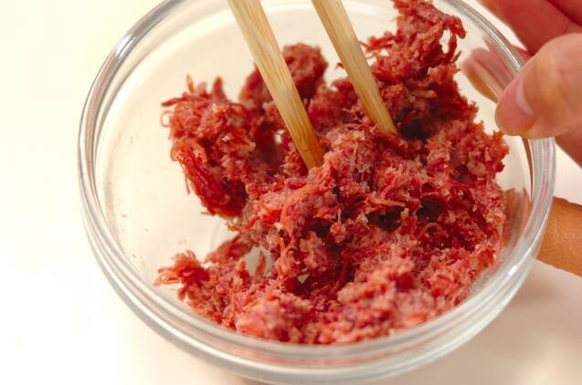 セロリとコンビーフのレモンサラダの作り方の手順1