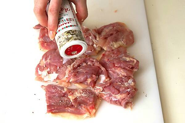 パリパリ絶品！チキンステーキ フライパンで超簡単 何度も作りたくなるの作り方の手順1