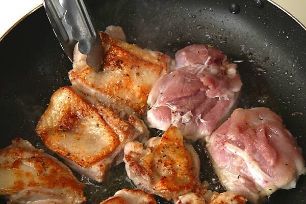 パリパリ絶品！チキンステーキ フライパンで超簡単 何度も作りたくなるの作り方の手順4