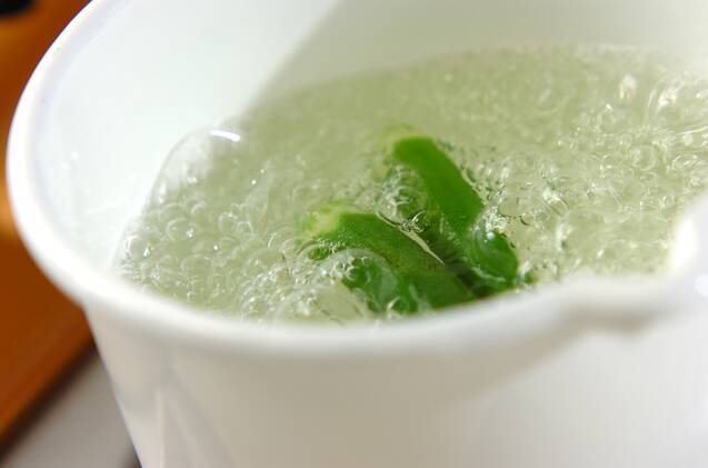 オクラのゴマ和えの作り方の手順1