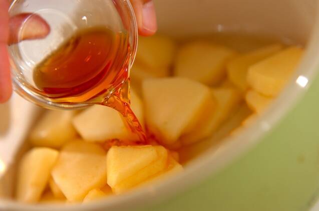 バニラアイス　リンゴの甘煮添えの作り方の手順2