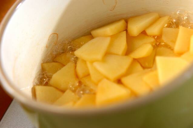 バニラアイス　リンゴの甘煮添えの作り方の手順3